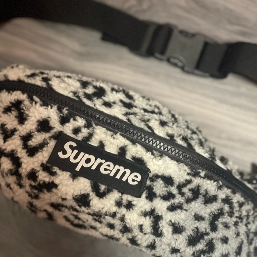 Supreme FW17 White Leopard Print Fleece Waist Bag | BRAND NEW - Picture 2 of 2